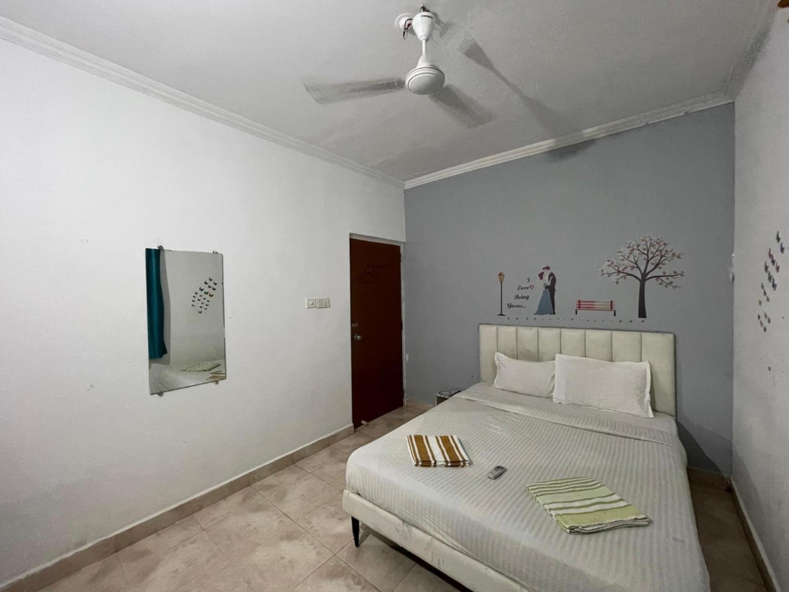Ronne'S Little Baga Service Apartments Exterior foto